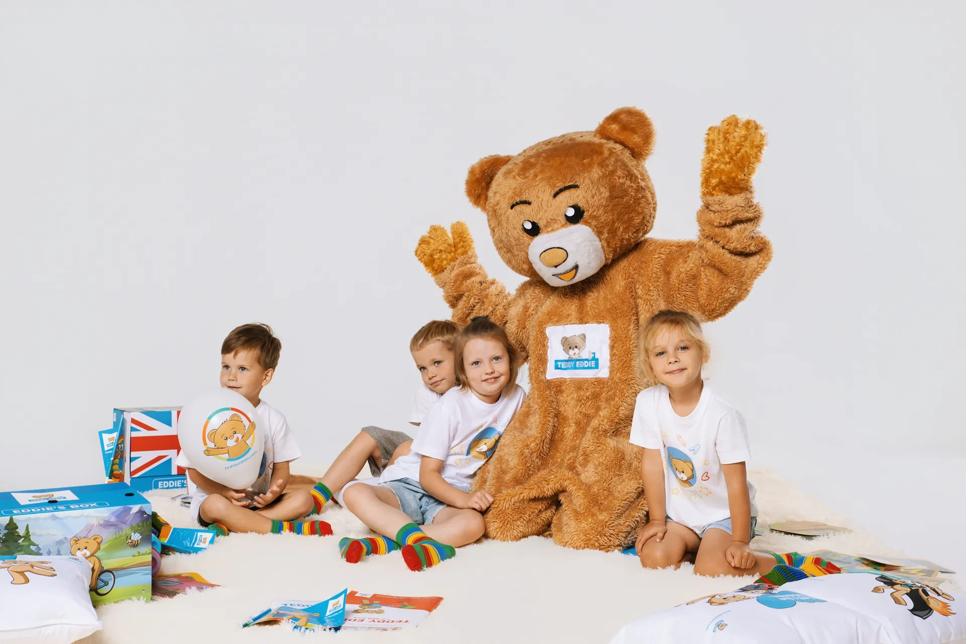 Dzieci z kursu Teddy Eddie z misiem Eddiem